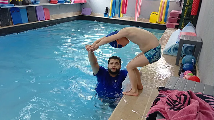 enfant eleve natation apprend à plonger