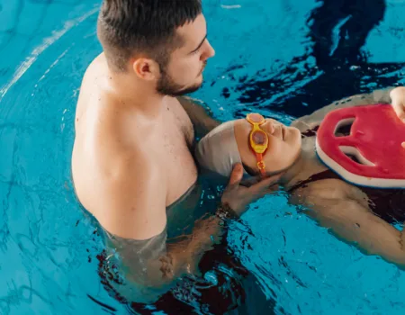 Cours de natation anti-noyade pour les enfants de 3 à 5 ans
