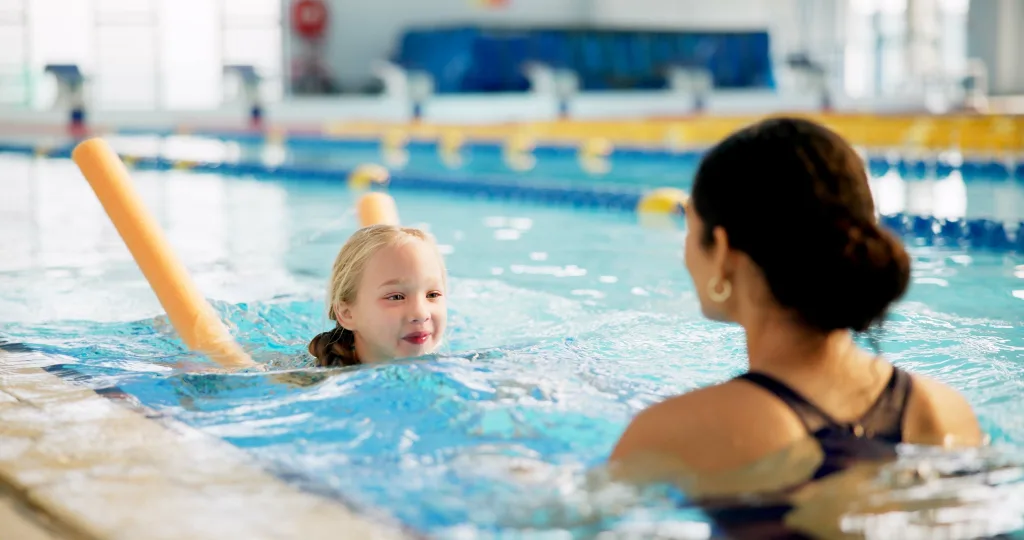 maitre nageuse donne un cours de natation à un enfant