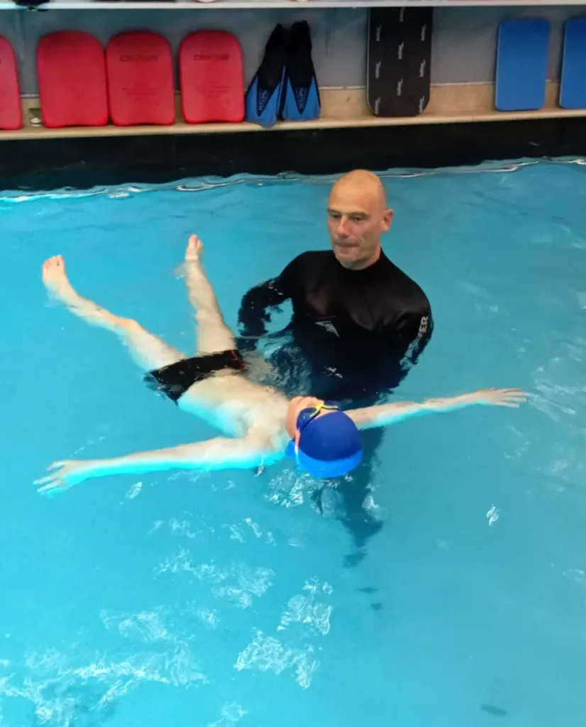 maitre nageur avec enfant en etoile de mer