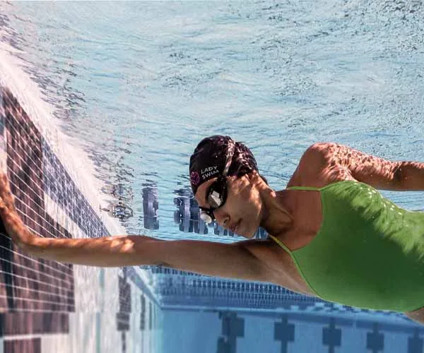 femme en séance nage libre à piscine Oberkampf paris 11e