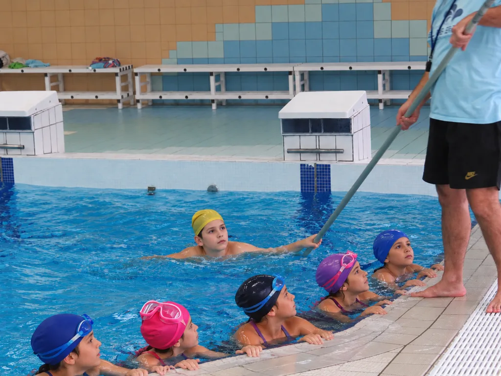 apprentissage natation avec enfant et maitre nageur avec sa perche