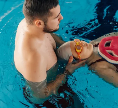 Cours de natation anti-noyade pour les enfants de 3 à 5 ans