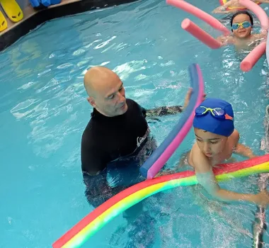 maitre nageur avec enfant qui apprend à nager