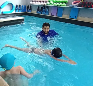 mohamed maitre nageur apprend aux enfants à flotter sur le ventre
