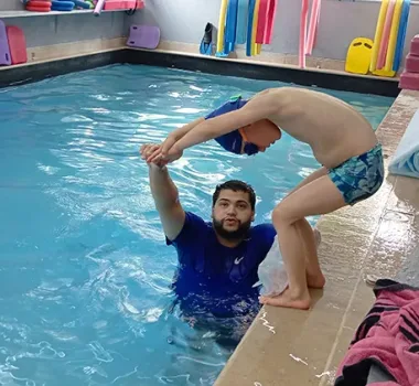 maitre nageur donne un cours de plongeon