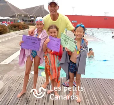 pierre avec eleve de natation enfant et remise de diplome de natation
